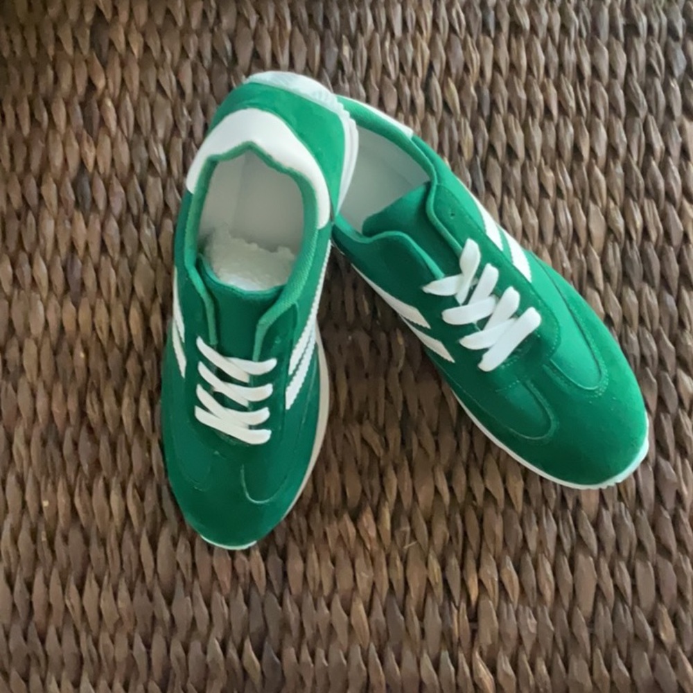 NWOT FASHION TENNIS SHOES